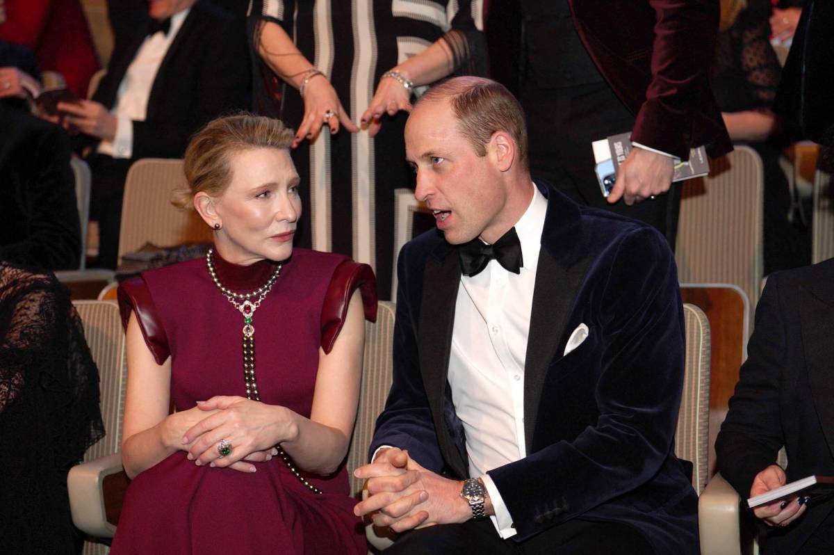 El príncipe William conversa con la actriz australiana Cate Blanchett en la gala de los premios BAFTA 2024.