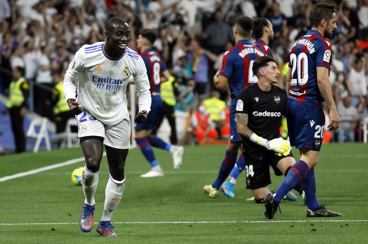 El defensa del Real Madrid, Ferland Mendy, celebra tras marcar el primer gol ante el Levante.