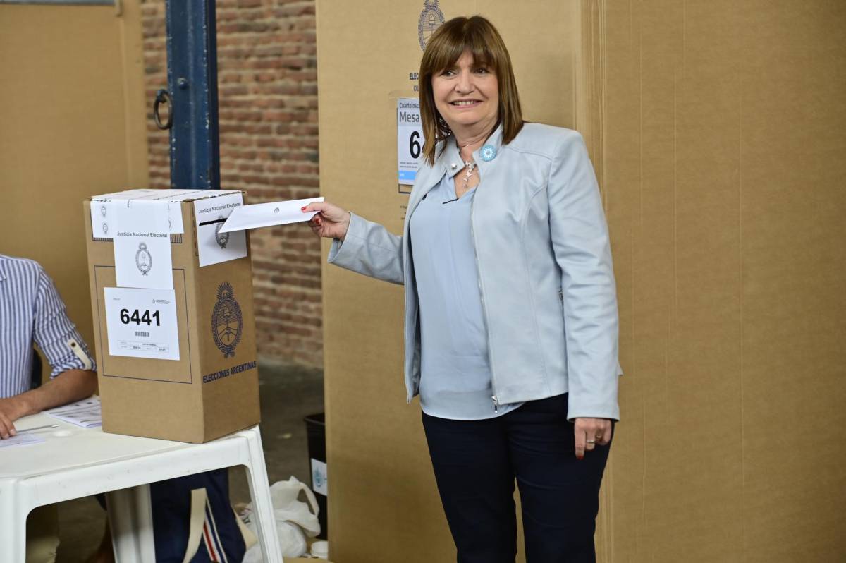 La candidata Patricia Bullrich, de Juntos por el Cambio (centroderecha), vota en las elecciones generales, hoy en Buenos Aires (Argentina).