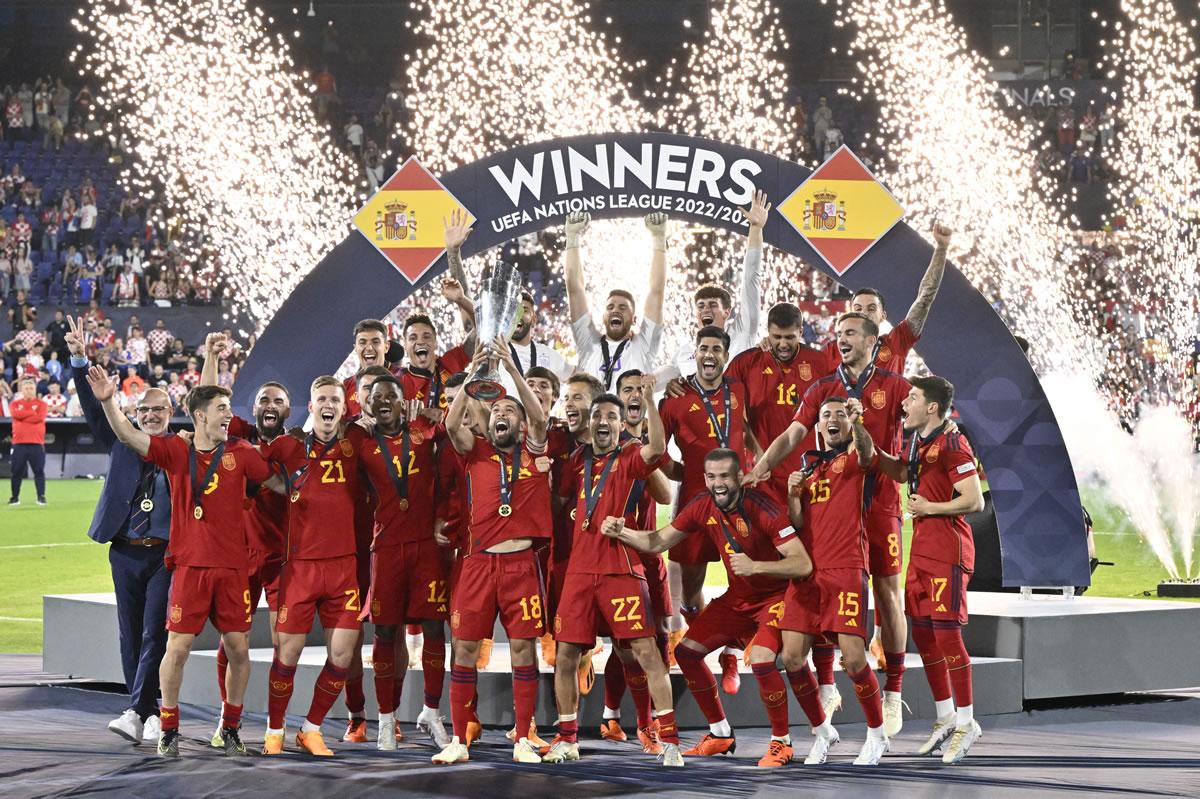 Los jugadores de España celebrando con el trofeo de campeones de la UEFA Nations League.