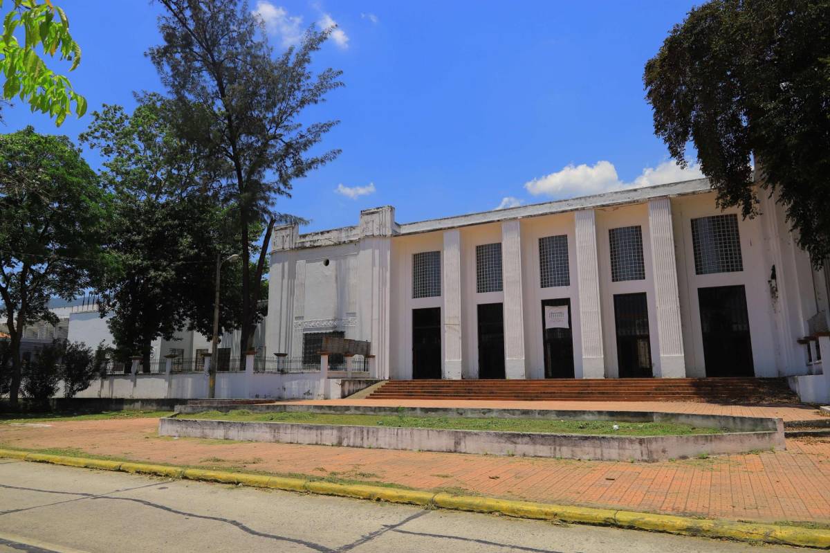 Fachada de la Casa de la Cultura, antiguo edificio del instituto José Trinidad Reyes.