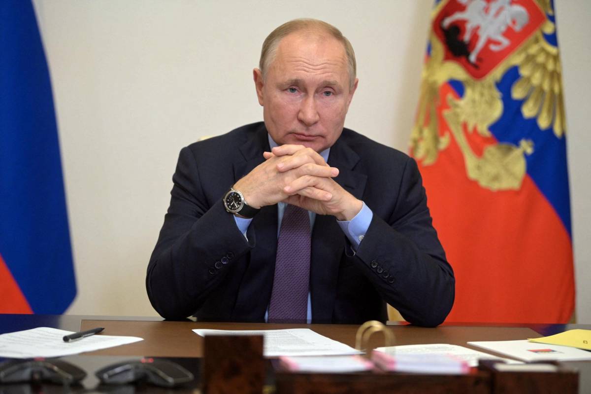 Putin se aísla tras casos de covid-19 en su entorno y confía en vacuna rusa
