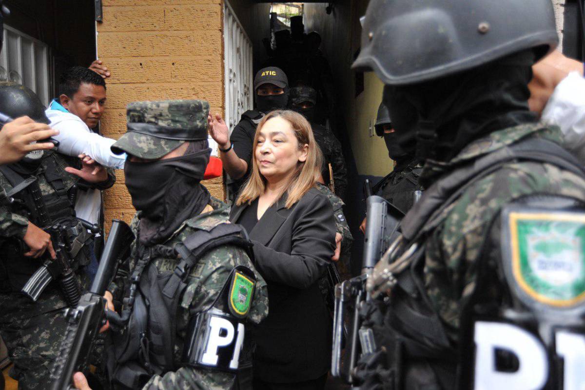 Fotografía muestra a la exministra de Finanzas, Rocío Tábora, mientras era trasladada hacia los juzgados en materia de corrupción en Tegucigalpa, el 15 de noviembre de 2023.