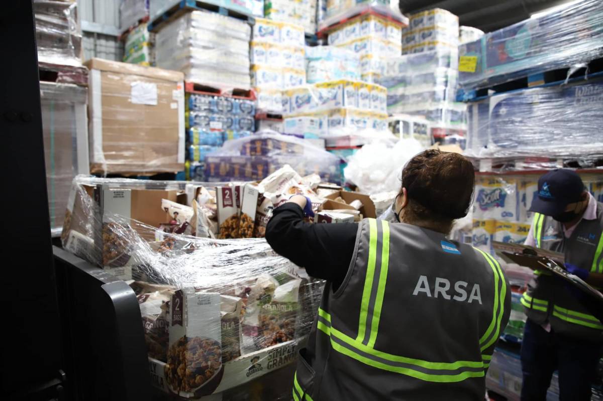Personal de Arsa revisa los lotes de producto en un supermercado de la capital.
