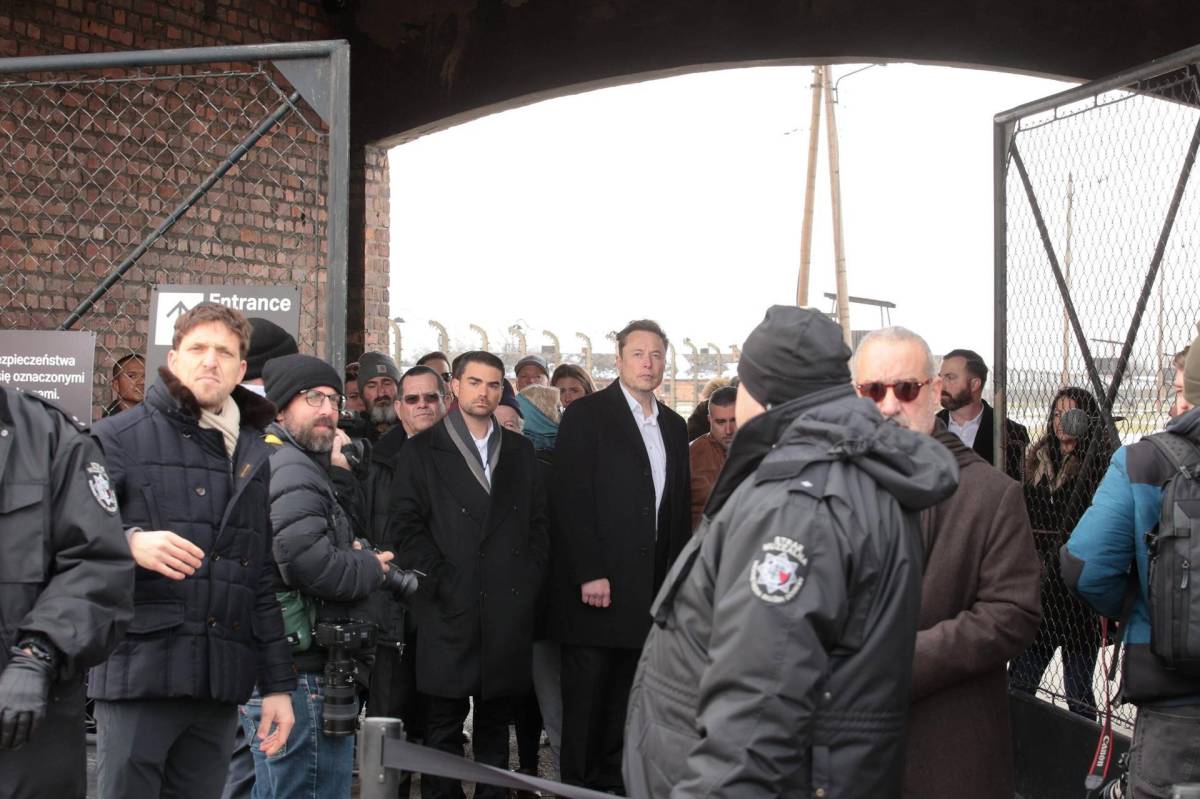 Elon Musk visita Auschwitz y hablará de antisemitismo en línea en Polonia