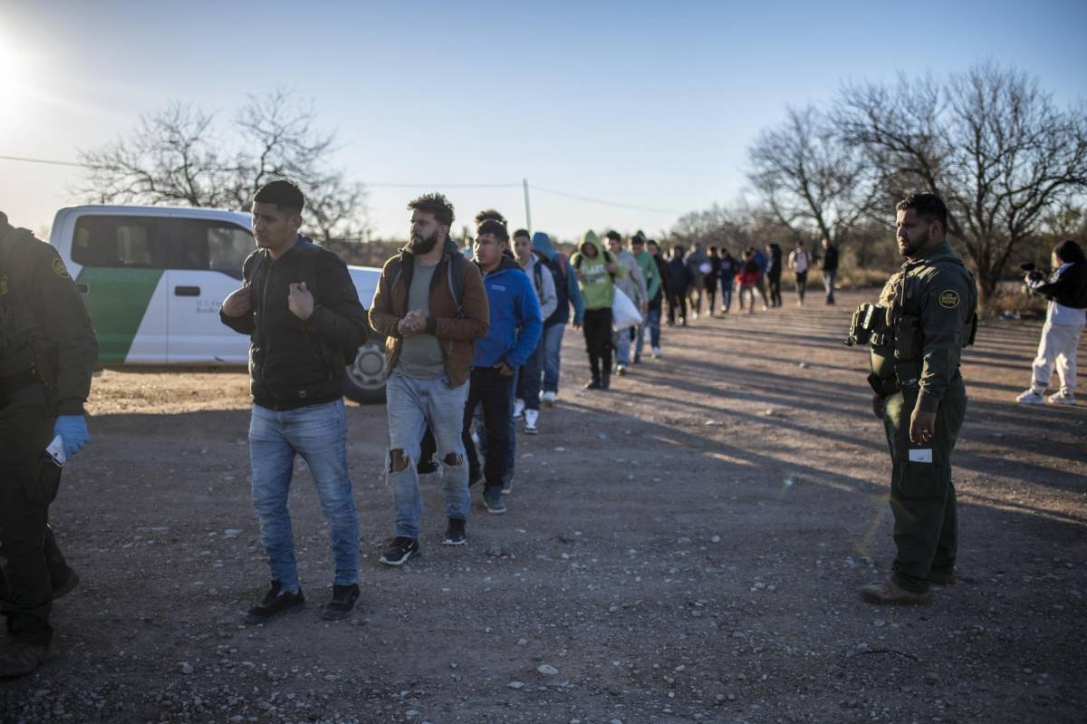 Mientras Texas y Biden se disputan el control de frontera, los migrantes siguen cruzando