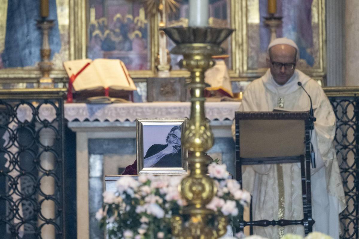 Un sacerdote ofició la misa de cuerpo presente junto al retrato de Roberto Cavalli durante el funeral.