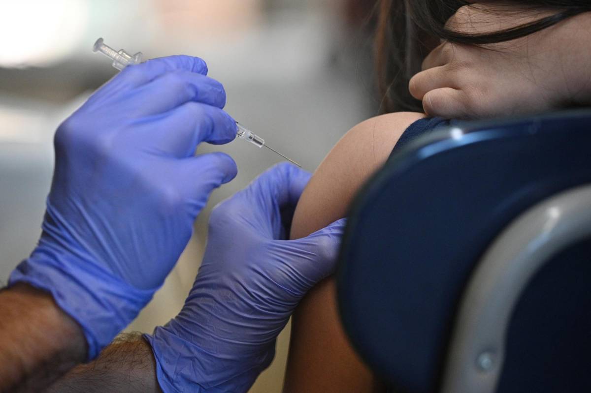 Vacunas anticovid mostraron alta eficacia contra casos graves de ómicron, según CDC