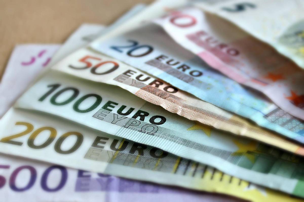 El euro alcanza la paridad con el dólar por primera vez en dos décadas