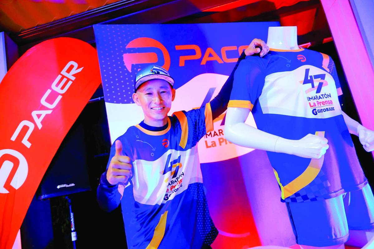 Shin Fujiyama posa con la camiseta oficial que presentó Pacer para la edición 47 de la Maratón.