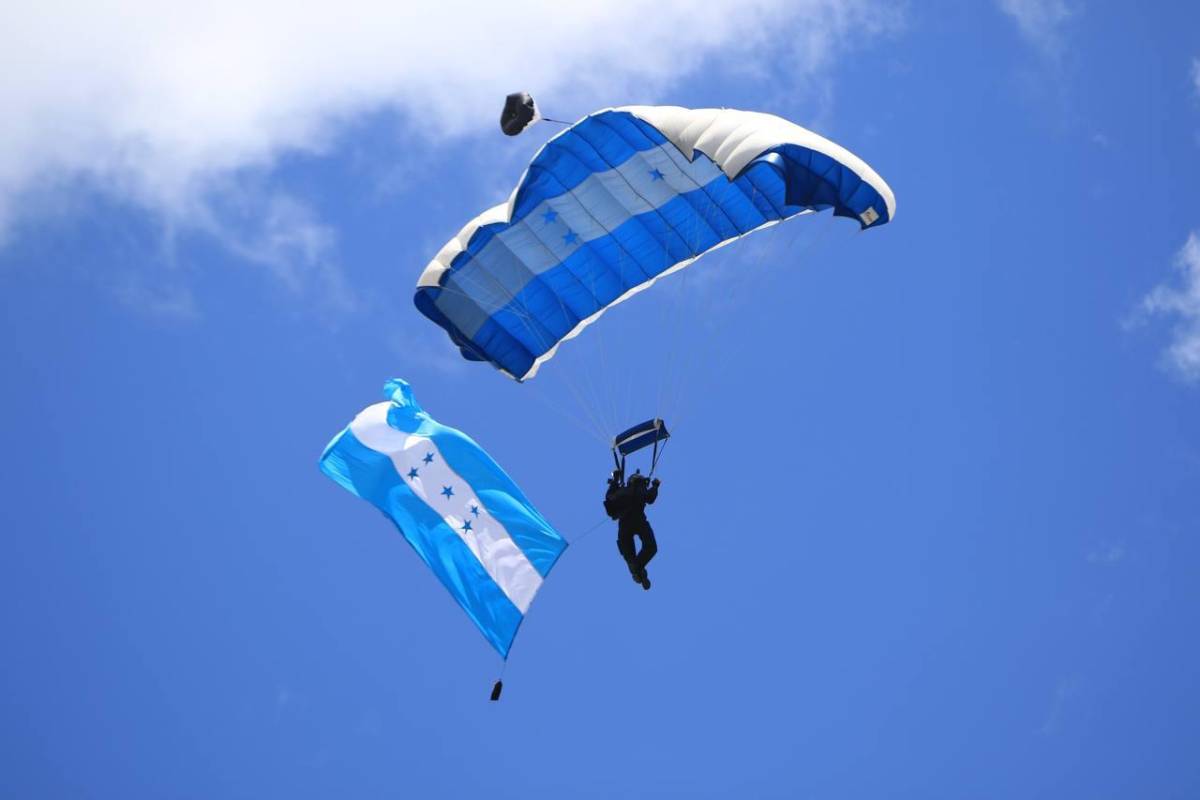 El show de los paracaidistas fue de los más esperados por los presentes en el Estadio Nacional de Tegucigalpa.