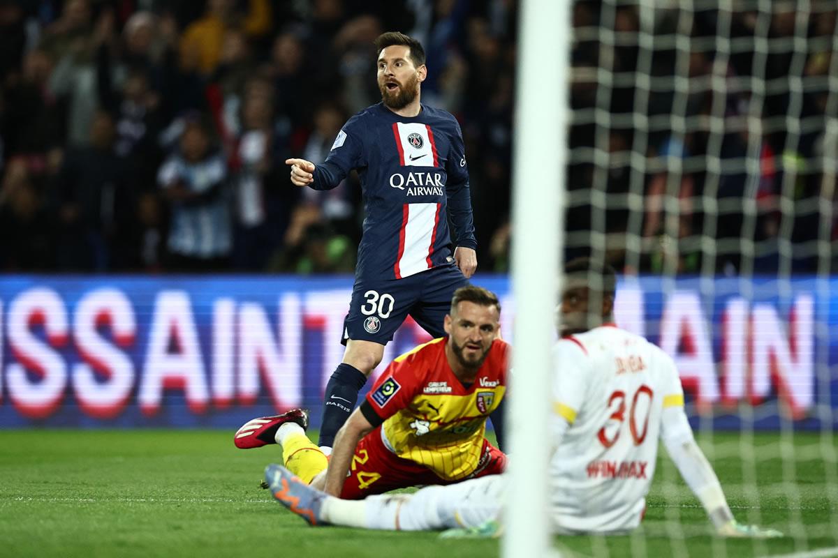 Leo Messi festeja su gol frente al Lens.