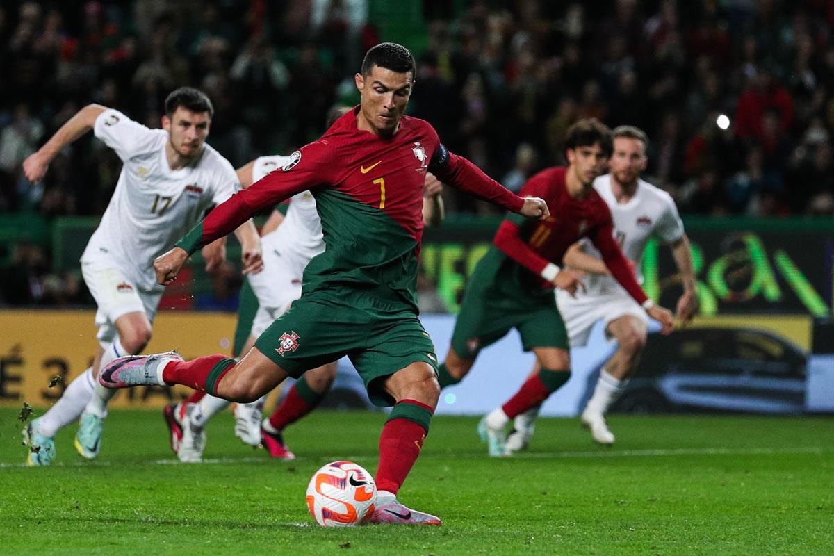 Cristiano Ronaldo lanzando el penal para su primer gol del partido.