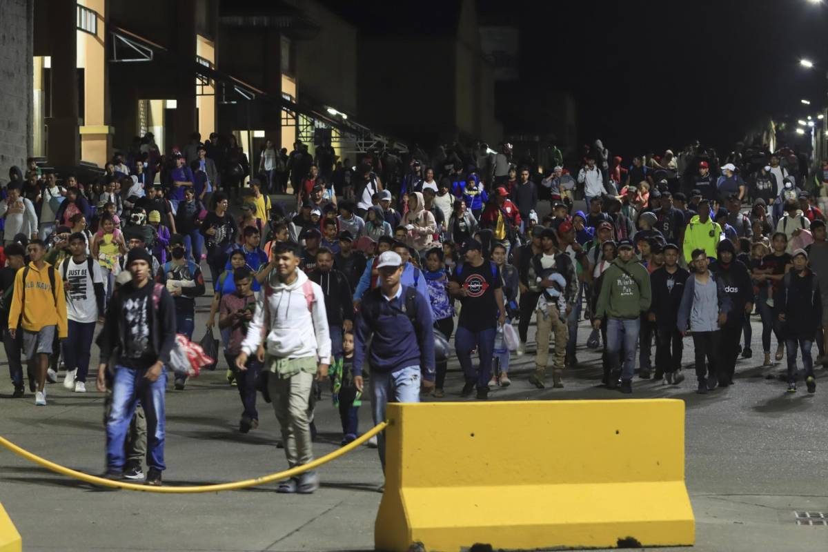 Policía de Guatemala retiene caravana de migrantes que salió de Honduras