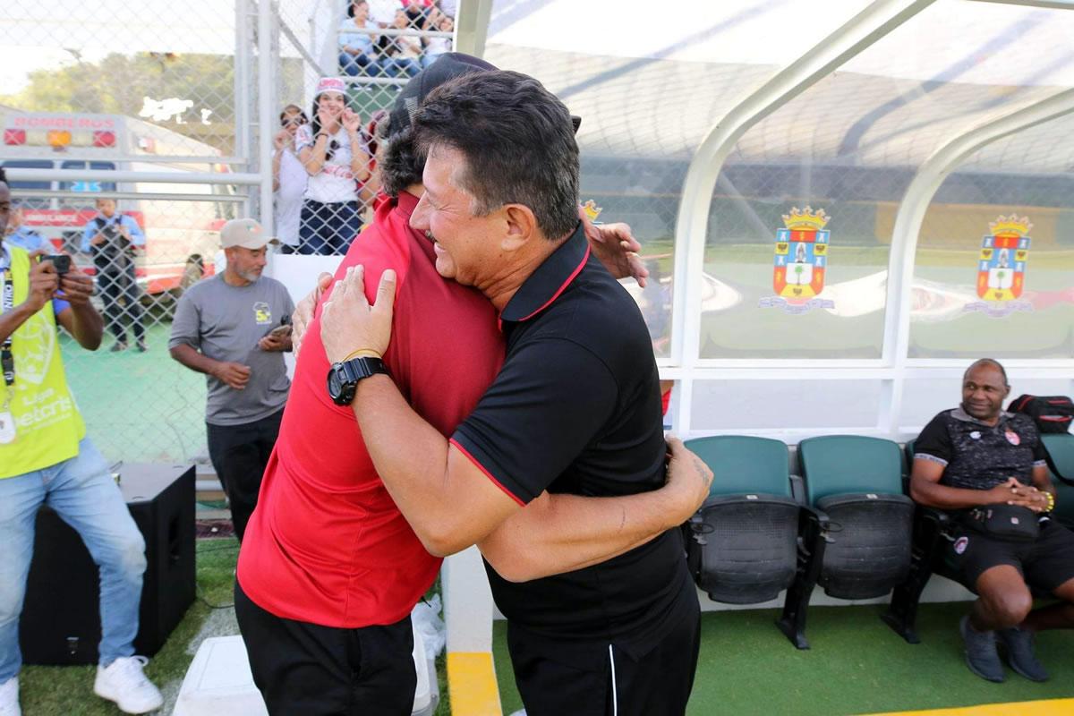 El abrazo entre Pedro Troglio y Mauro Reyes antes del inicio del partido en Comayagua.