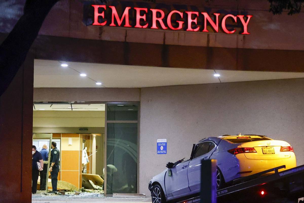 Un muerto y 5 heridos tras estrellarse un vehículo en sala de urgencias de hospital Texas