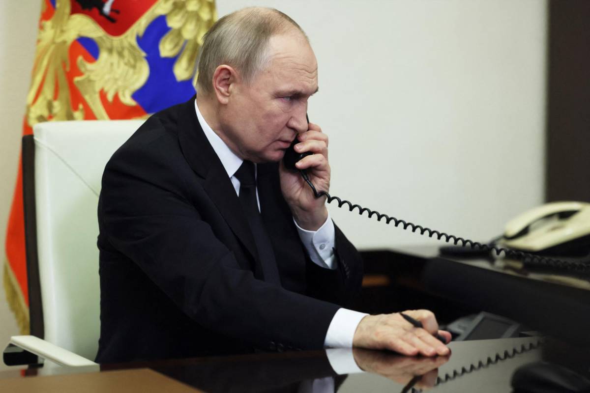 En esta fotografía de grupo distribuida por la agencia estatal rusa Sputnik, el presidente ruso Vladimir Putin habla por teléfono en Moscú el 23 de marzo de 2024, el día después de un ataque con armas de fuego contra el Ayuntamiento de Crocus en Krasnogorsk.