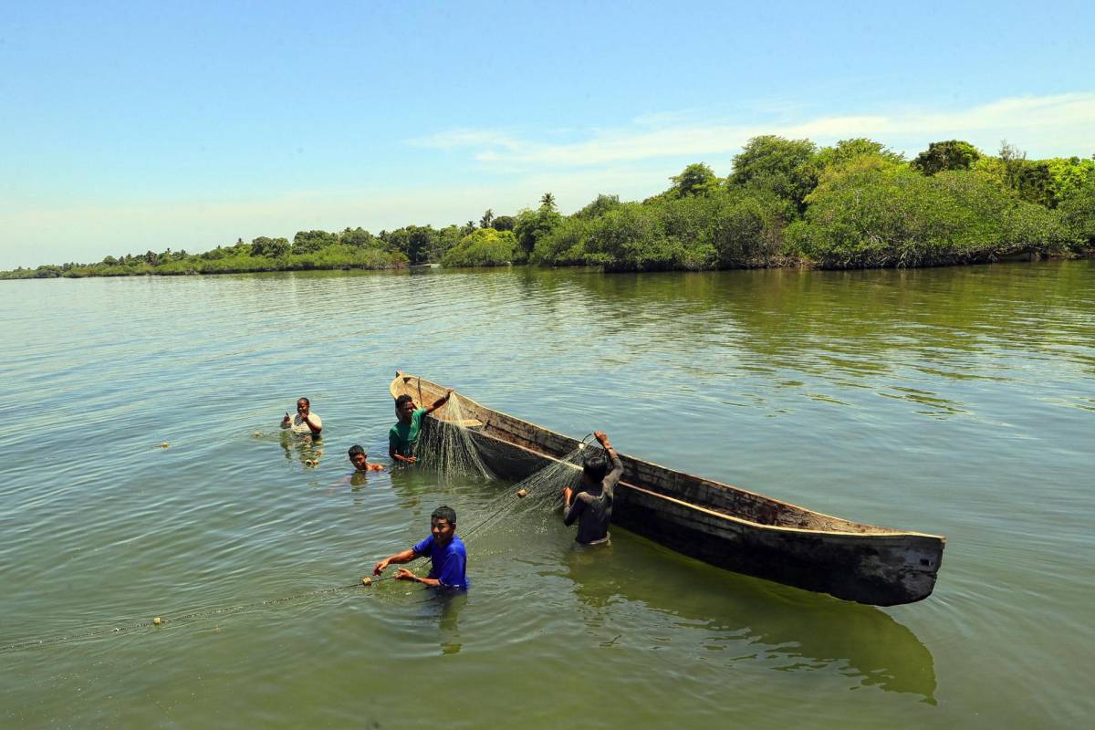 Indígenas de la etnia Miskita ubican redes de pesca, el 24 de mayo de 2023, en la comunidad de Yahurabila (Honduras).