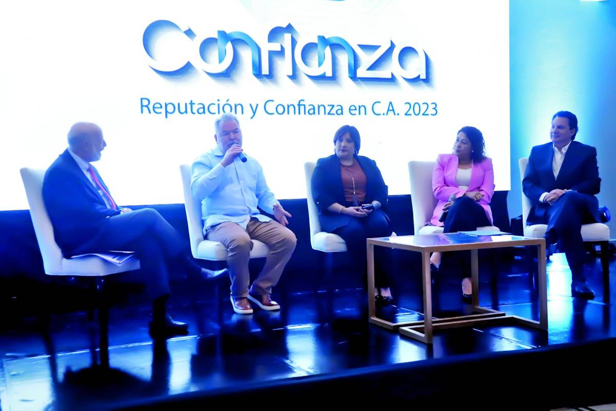 <b>Italo Pizzolante, Roberto Contreras, Michelle Canelo, Karla Ávila y Mario Canahuati participan en el panel de liderazgo.</b>