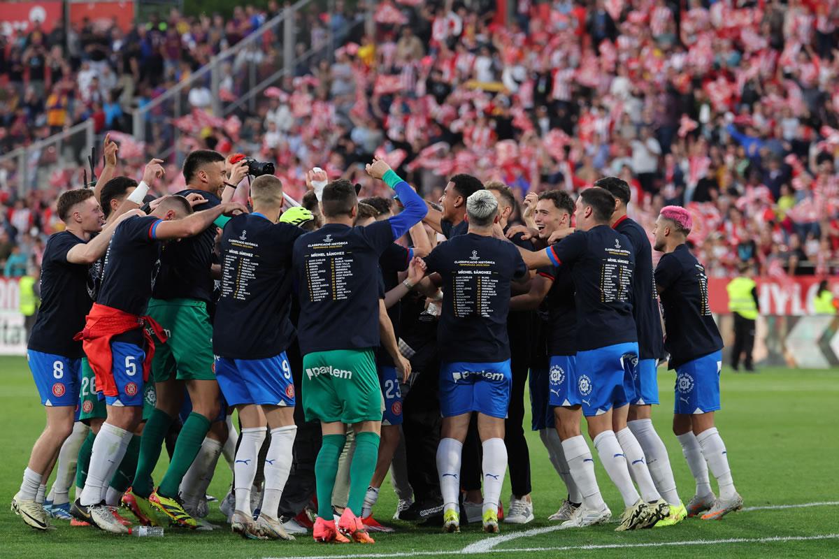 La celebración de los futbolistas del Girona tras ganar al Barcelona y clasificar a la próxima Champions League.
