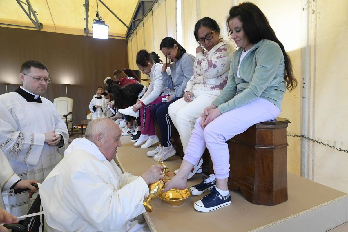 El papa Francisco lava los pies a mujeres en Roma.