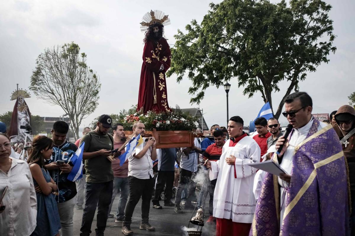 Con un ‘viacrucis’ representan el sufrimiento de la travesía migratoria en sur de México