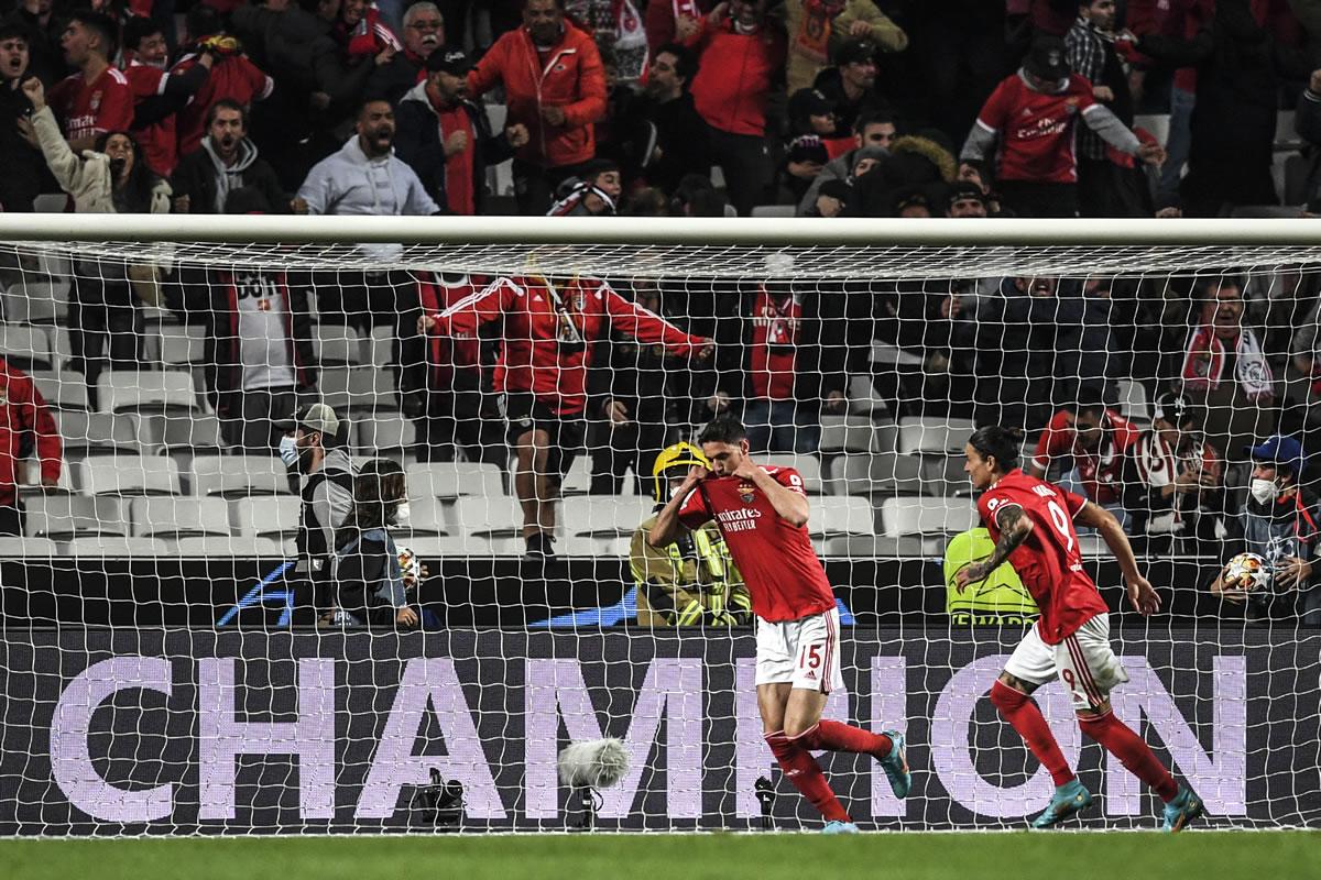 El festejo de Roman Yaremchuk tras su gol ante el Ajax.