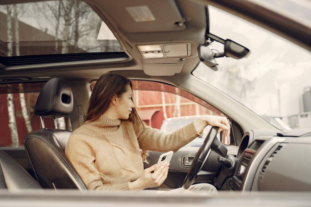 Evita el uso del celular mientras conduces y nunca bebas y conduzcas.