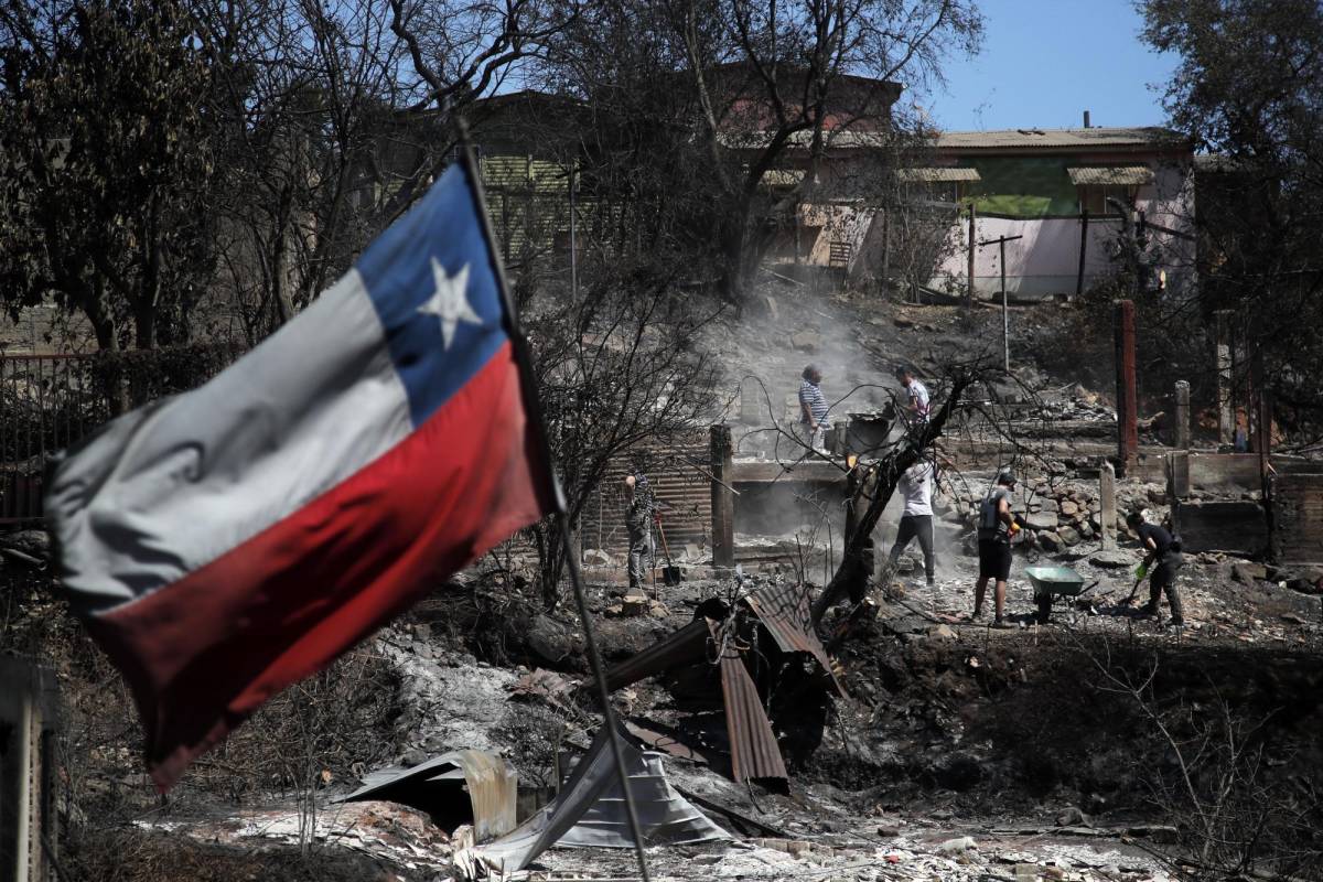 Lento recuento de víctimas en Chile por los incendios más mortíferos del siglo
