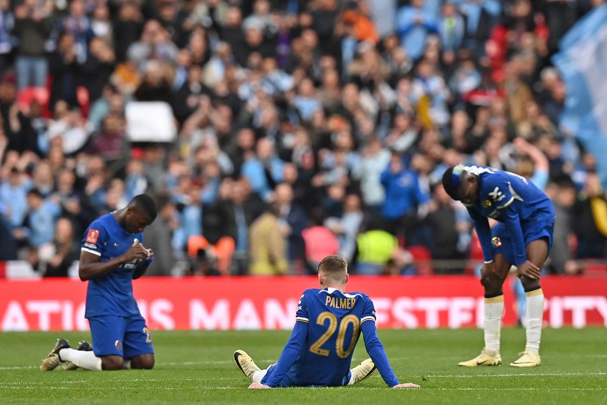 Los jugadores del Chelsea, abatidos tras la derrota en las semifinales de la FA Cup.