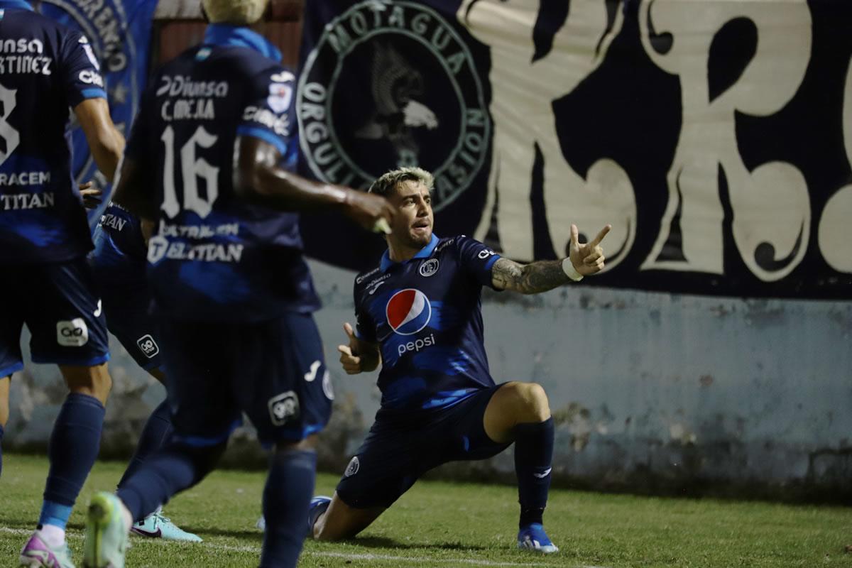Agustín Auzmendi celebrando su gol que abrió el marcador en La Ceiba.