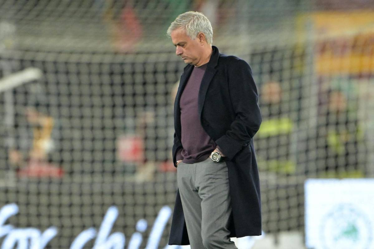 Mourinho llegó a Roma en mayo de 2021 y deja el club tras tres jornadas seguidas de Serie A sin ganar y una dolorosa eliminación copera ante el Lazio.