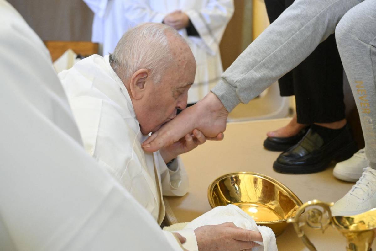 El papa Francisco lava los pies a 12 mujeres reclusas por Jueves Santo