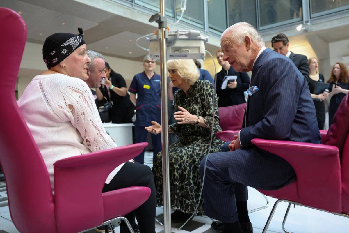 El rey Carlos conversó con Lesley Woodbridge, una paciente que recibe quimioterapia por sarcoma.