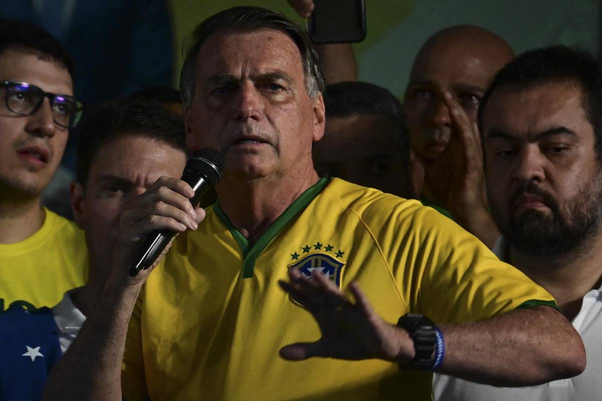 Policía brasileña presenta cargos contra Bolsonaro por fraude en el certificado covid