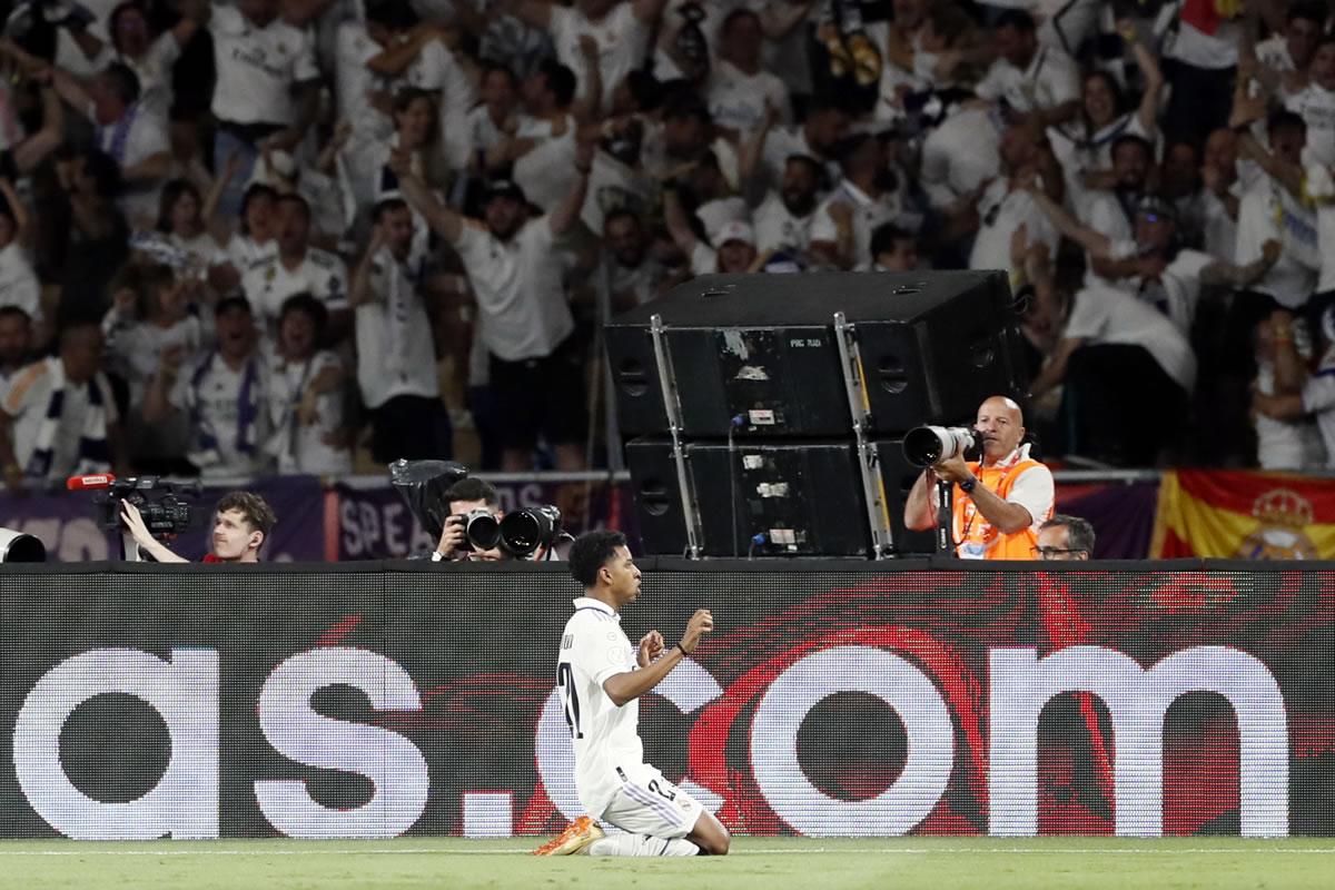 El atacante brasileño del Real Madrid, Rodrygo Goes celebra el primer gol del equipo ante el Osasuna.