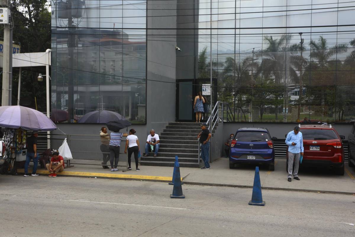 Un promedio de 800 personas al día atienden en la oficina de San Pedro Sula.