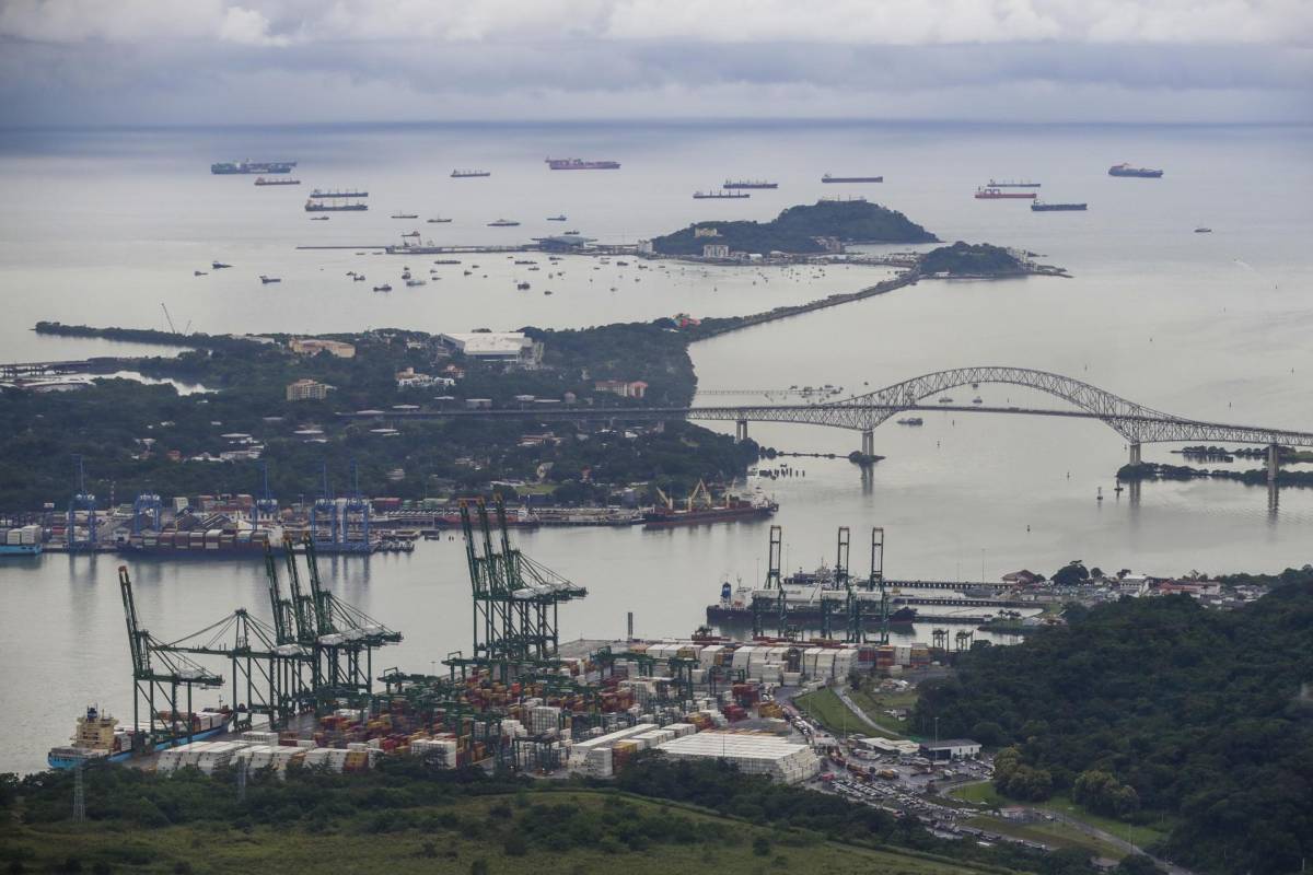 Decenas de buques esperan en el pacífico para transitar, hoy en el Canal de Panamá en Ciudad de Panamá (Panamá).