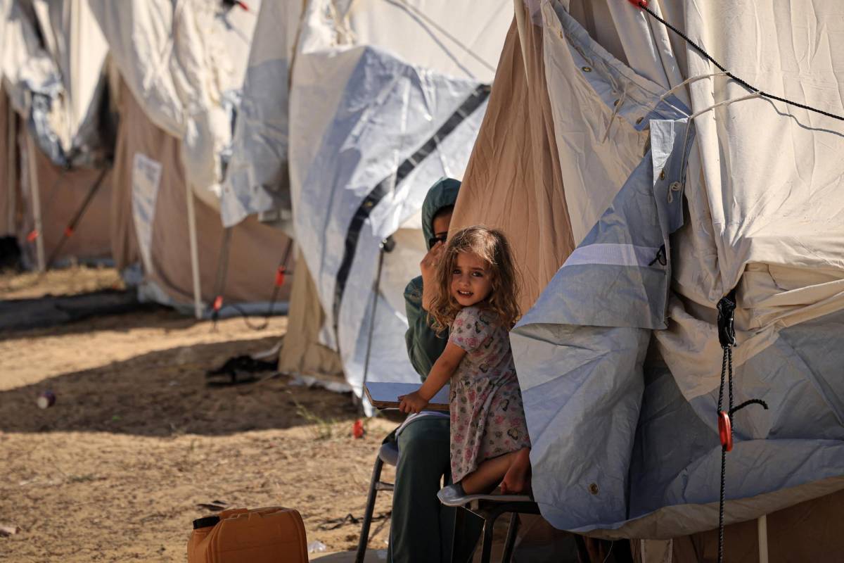 Los palestinos aguardan desesperados la ayuda humanitaria prometida a Gaza