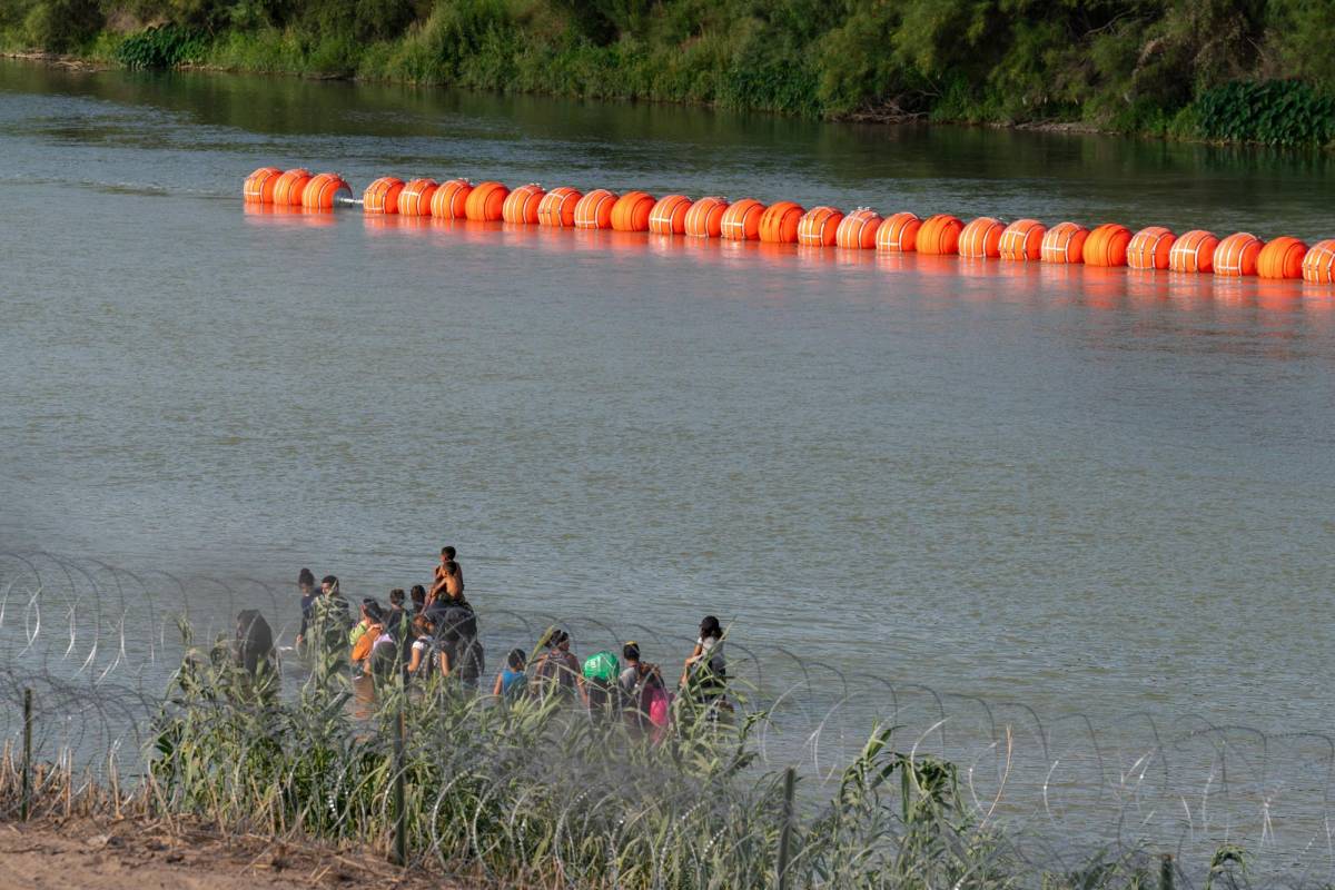 Texas cercó los alrededores del río Bravo e instaló boyas gigantescas para frenar el paso de migrantes.