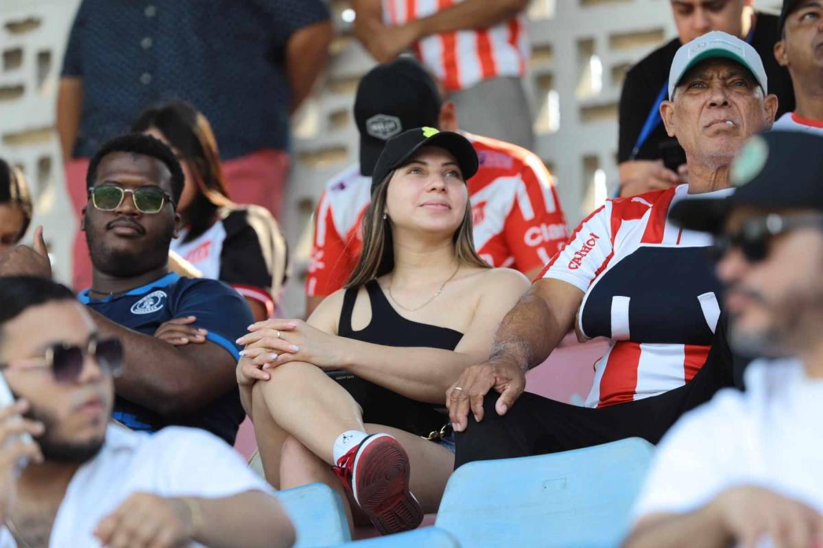 Annie Córdova es la novia de Luis Palma y está presente en el estadio Ceibeño.