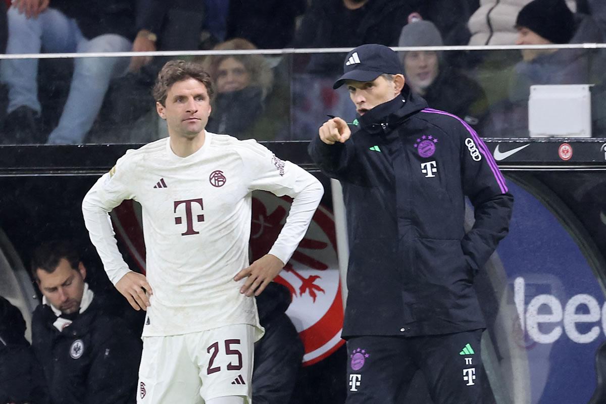Thomas Tuchel dando indicaciones a Thomas Müller durante el partido.