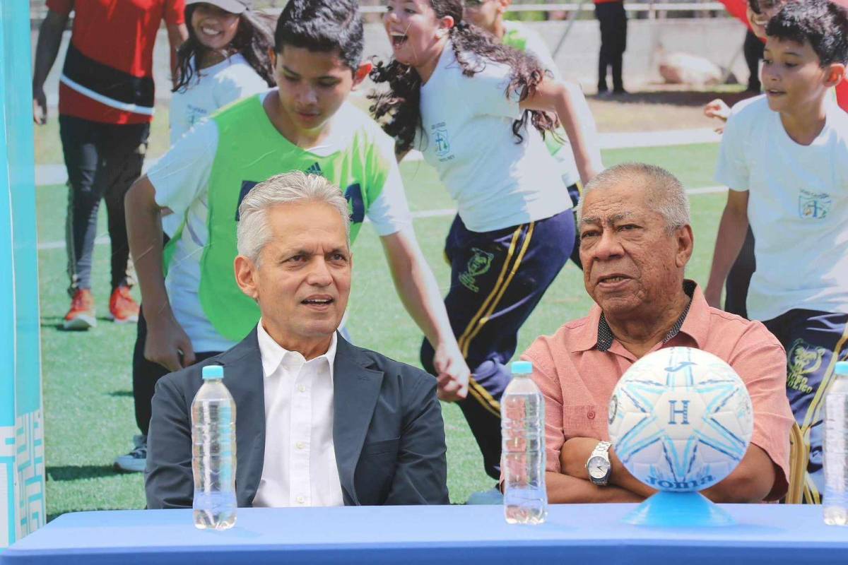 Reinaldo Rueda junto a Ramón Maradiaga en la firma convenio proyectado por FIFA denominado “Football for School”,