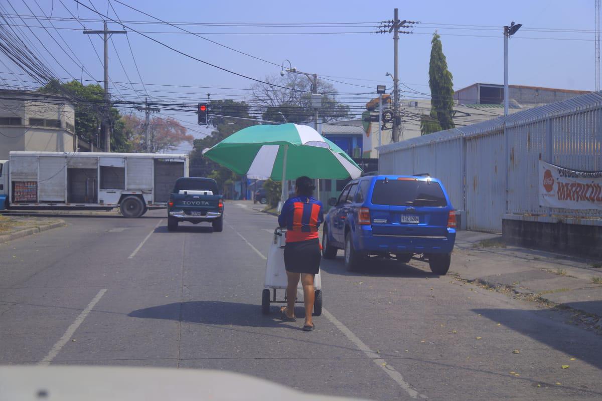 María Melgar recorre San Pedro Sula vendiendo helados