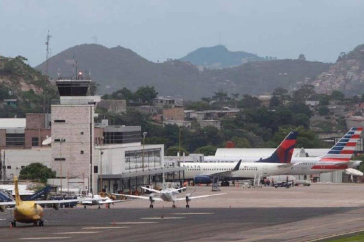 Cierran aeropuerto Toncontín por capa de humo que cubre Tegucigalpa