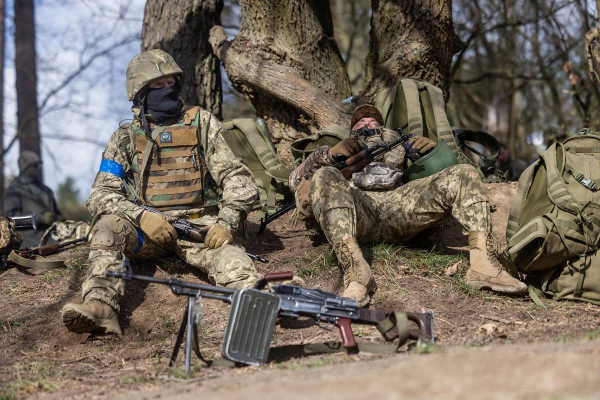 Soldados ucranianos descansan tras un entrenamiento en Francia.