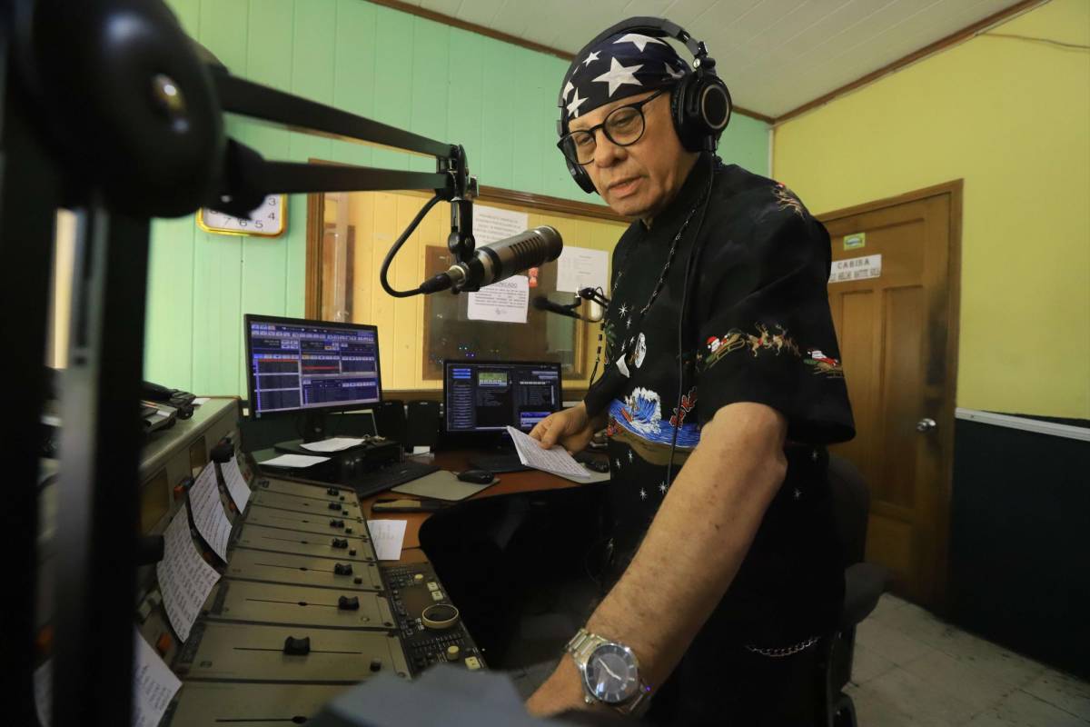 De lunes a sábado, desde las 9: 00 am hasta las 12 del mediodía, René Sosa presenta en radio El Mundo, 90.5 FM, la música romántica que ha dejado huella.