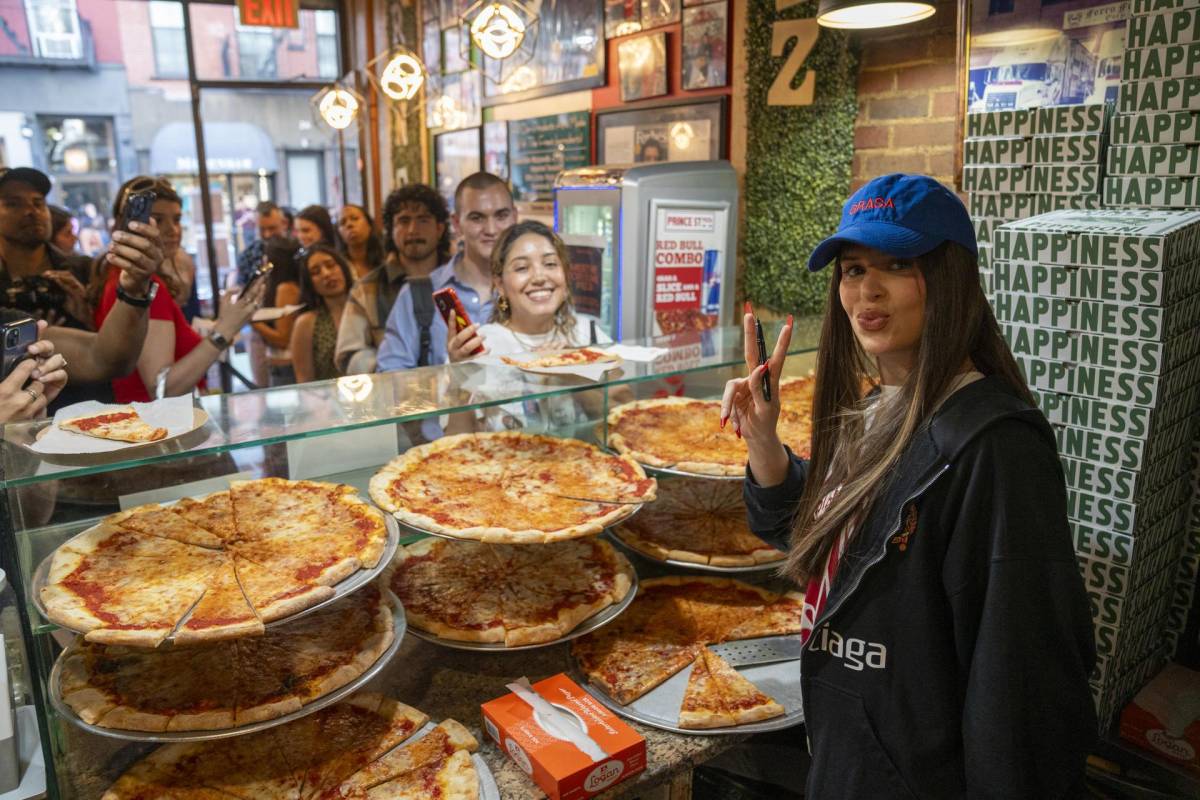 ¡Locura total! Nathy Peluso reparte pizza a sus fans en Nueva York