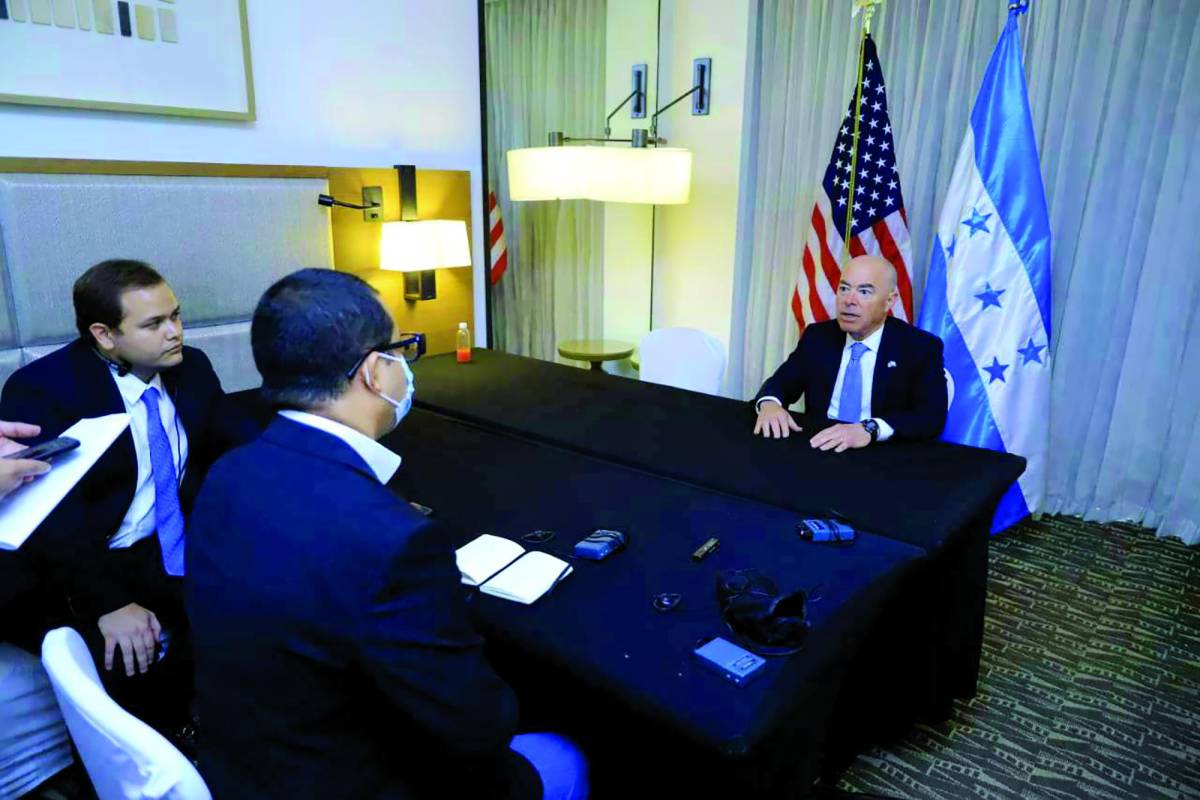 Alejandro Mayorkas, secretario de Seguridad Nacional de Estados Unidos,ayer, en Tegucigalpa, en una entrevista con Diario LA PRENSA.