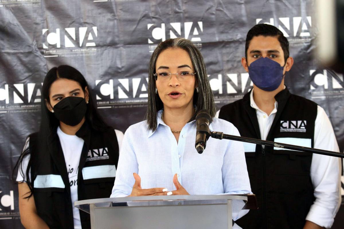 Gabriela Castellanos tilda de “parásitos” a diputados del Congreso